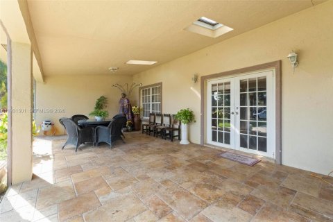 House in Miami, Florida 4 bedrooms, 368.45 sq.m. № 2006146 - photo 20