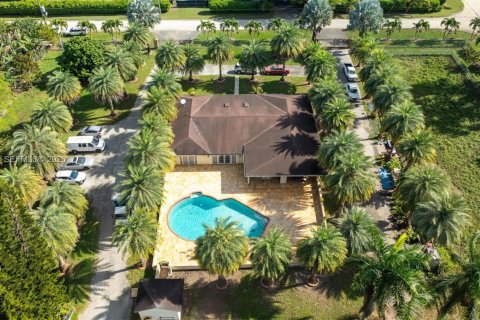 House in Miami, Florida 4 bedrooms, 368.45 sq.m. № 2006146 - photo 1