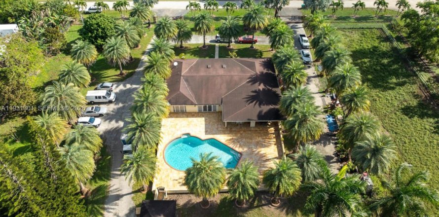 House in Miami, Florida 4 bedrooms, 368.45 sq.m. № 2006146