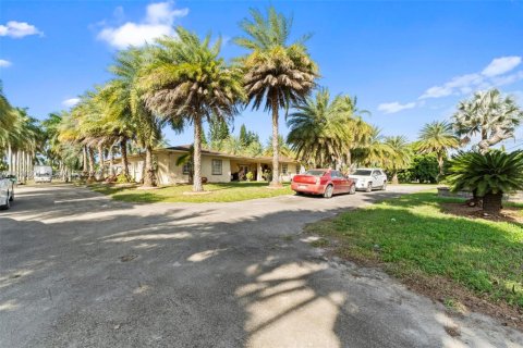 House in Miami, Florida 4 bedrooms, 368.45 sq.m. № 2006146 - photo 13