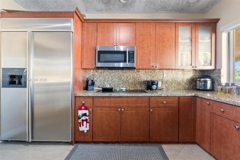 House in Miami, Florida 4 bedrooms, 368.45 sq.m. № 2006146 - photo 23