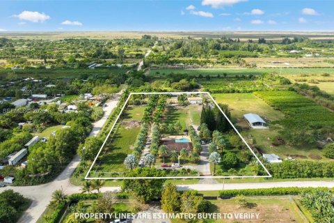 House in Miami, Florida 4 bedrooms, 368.45 sq.m. № 2006146 - photo 10