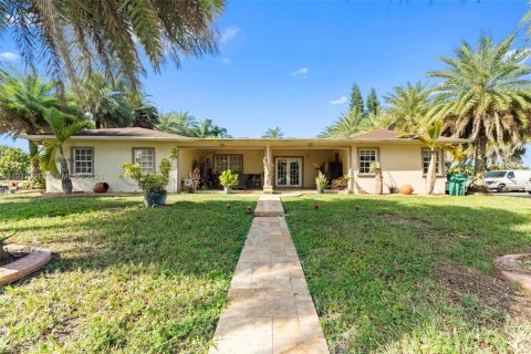 House in Miami, Florida 4 bedrooms, 368.45 sq.m. № 2006146 - photo 2