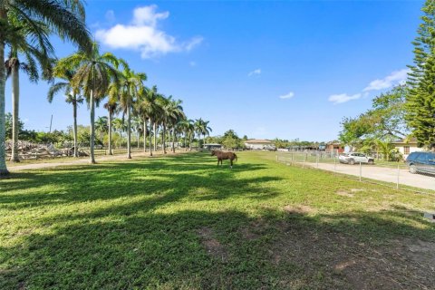 House in Miami, Florida 4 bedrooms, 368.45 sq.m. № 2006146 - photo 8