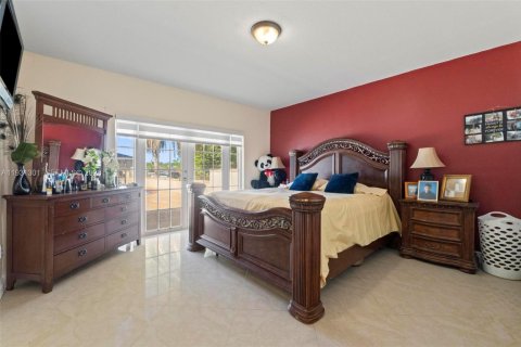 House in Miami, Florida 4 bedrooms, 368.45 sq.m. № 2006146 - photo 30