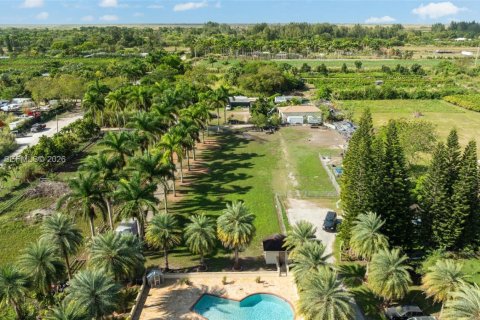 House in Miami, Florida 4 bedrooms, 368.45 sq.m. № 2006146 - photo 6