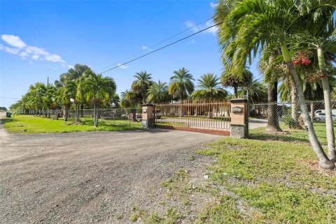 House in Miami, Florida 4 bedrooms, 368.45 sq.m. № 2006146 - photo 3