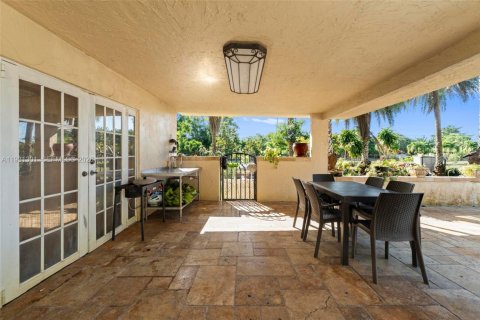House in Miami, Florida 4 bedrooms, 368.45 sq.m. № 2006146 - photo 19