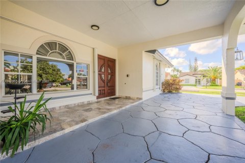 House in Miami, Florida 4 bedrooms, 210.05 sq.m. № 1946593 - photo 24