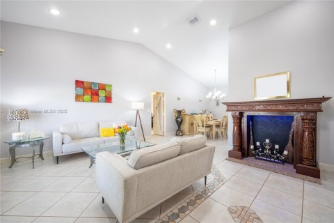 House in Miami, Florida 4 bedrooms, 210.05 sq.m. № 1946593 - photo 7