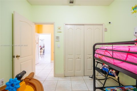 House in Miami, Florida 4 bedrooms, 210.05 sq.m. № 1946593 - photo 26