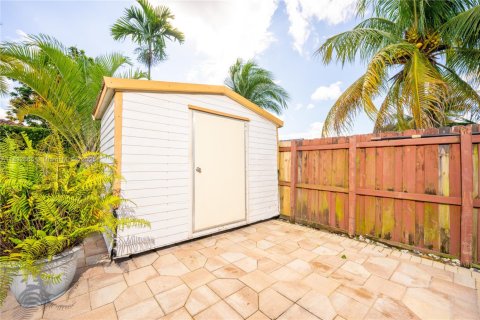 House in Miami, Florida 4 bedrooms, 210.05 sq.m. № 1946593 - photo 23