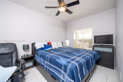 House in Miami, Florida 4 bedrooms, 210.05 sq.m. № 1946593 - photo 20