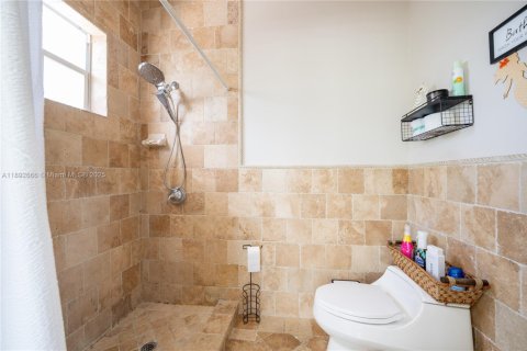 House in Miami, Florida 4 bedrooms, 210.05 sq.m. № 1946593 - photo 10