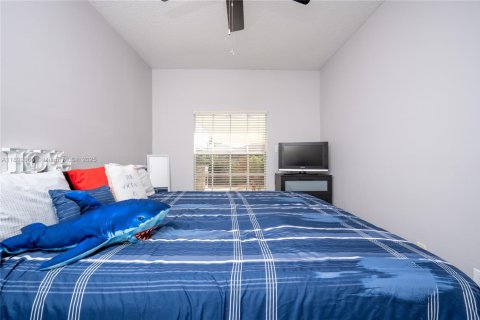 House in Miami, Florida 4 bedrooms, 210.05 sq.m. № 1946593 - photo 19