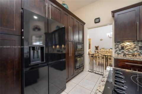 House in Miami, Florida 4 bedrooms, 210.05 sq.m. № 1946593 - photo 28