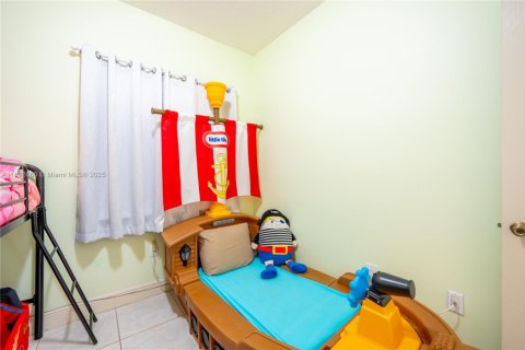 House in Miami, Florida 4 bedrooms, 210.05 sq.m. № 1946593 - photo 22