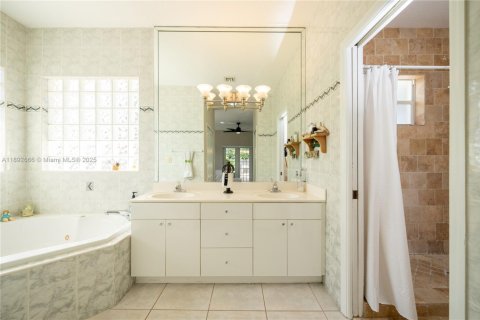 House in Miami, Florida 4 bedrooms, 210.05 sq.m. № 1946593 - photo 9