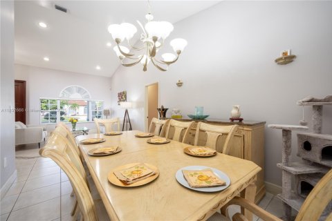 House in Miami, Florida 4 bedrooms, 210.05 sq.m. № 1946593 - photo 6