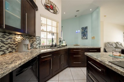 House in Miami, Florida 4 bedrooms, 210.05 sq.m. № 1946593 - photo 30