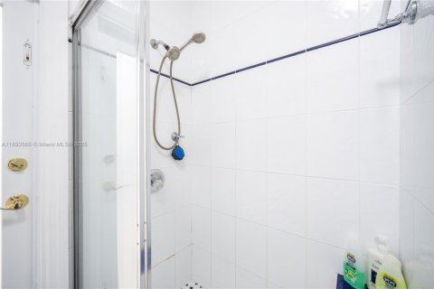 House in Miami, Florida 4 bedrooms, 210.05 sq.m. № 1946593 - photo 12