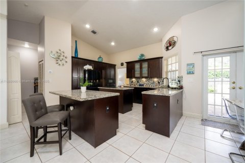 House in Miami, Florida 4 bedrooms, 210.05 sq.m. № 1946593 - photo 8