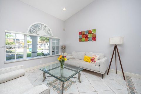 House in Miami, Florida 4 bedrooms, 210.05 sq.m. № 1946593 - photo 29