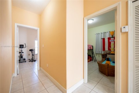 House in Miami, Florida 4 bedrooms, 210.05 sq.m. № 1946593 - photo 25