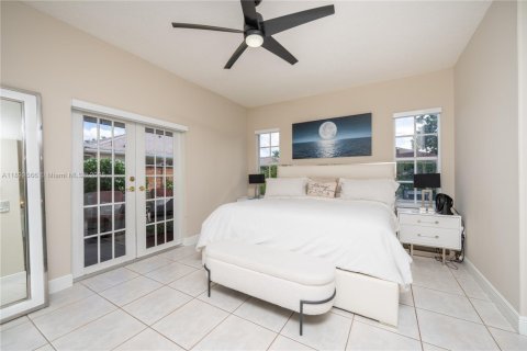 House in Miami, Florida 4 bedrooms, 210.05 sq.m. № 1946593 - photo 18