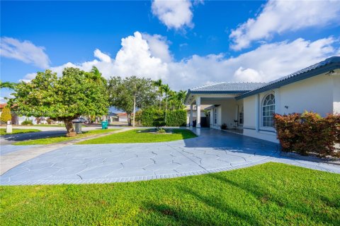House in Miami, Florida 4 bedrooms, 210.05 sq.m. № 1946593 - photo 13