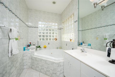 House in Miami, Florida 4 bedrooms, 210.05 sq.m. № 1946593 - photo 5
