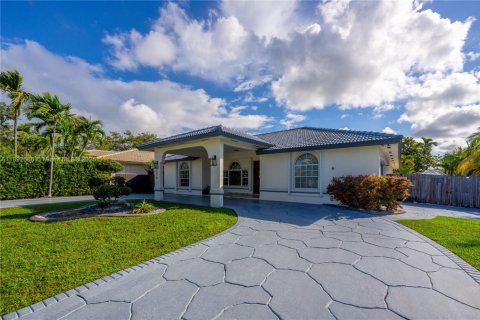 House in Miami, Florida 4 bedrooms, 210.05 sq.m. № 1946593 - photo 1