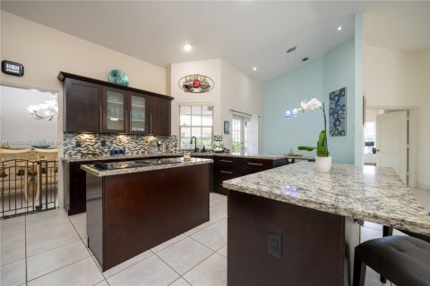 House in Miami, Florida 4 bedrooms, 210.05 sq.m. № 1946593 - photo 2