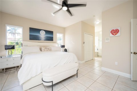 House in Miami, Florida 4 bedrooms, 210.05 sq.m. № 1946593 - photo 27