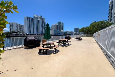 Condominio en alquiler en Hallandale Beach, Florida, 2 dormitorios, 99.87 m2 № 1154267 - foto 1