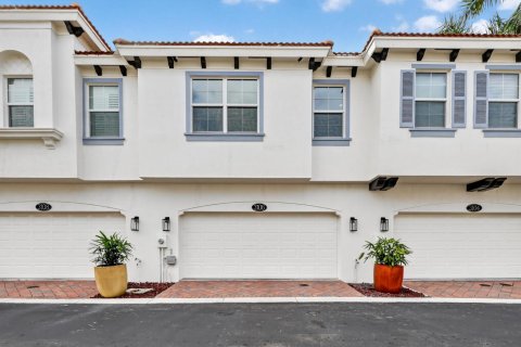 Townhouse in Boynton Beach, Florida 3 bedrooms, 146.32 sq.m. № 2248411 - photo 2