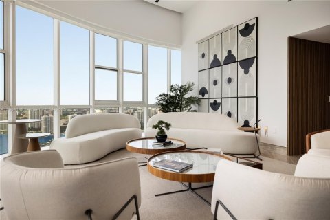 Condominio en venta en Sunny Isles Beach, Florida, 5 dormitorios, 532.05 m2 № 1970703 - foto 2