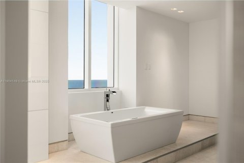 Condominio en venta en Sunny Isles Beach, Florida, 5 dormitorios, 532.05 m2 № 1970703 - foto 15