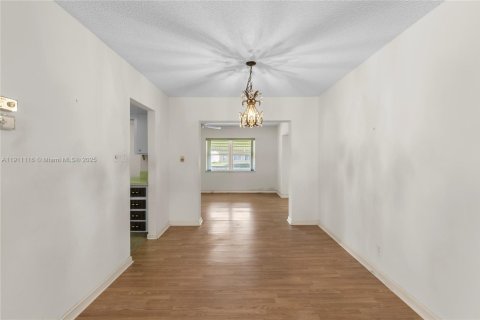 Villa ou maison à vendre à Tamarac, Floride: 2 chambres, 157.93 m2 № 1968069 - photo 10