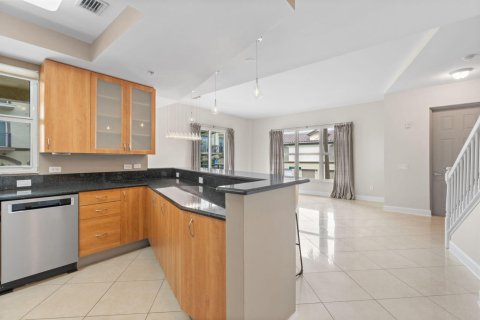 Townhouse in Wilton Manors, Florida 2 bedrooms, 174.93 sq.m. № 2083575 - photo 11