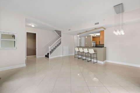 Townhouse in Wilton Manors, Florida 2 bedrooms, 174.93 sq.m. № 2083575 - photo 7