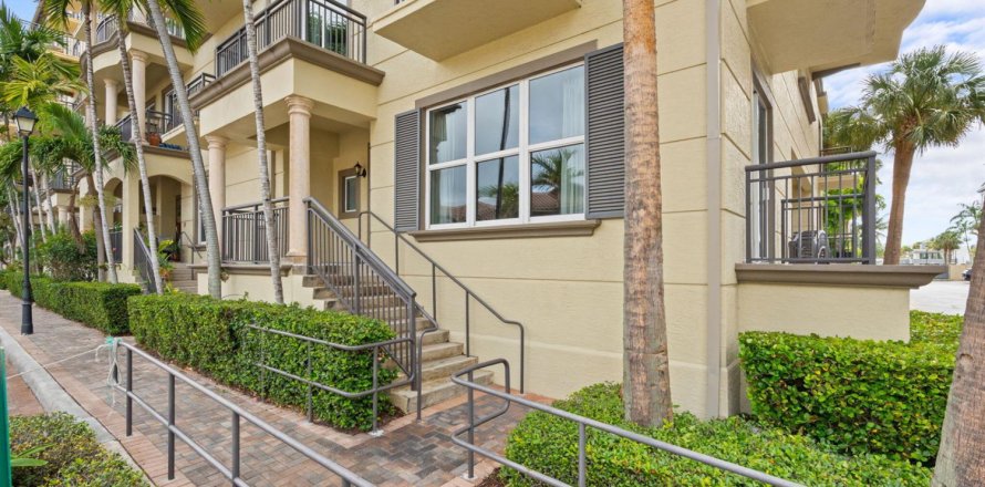 Townhouse in Wilton Manors, Florida 2 bedrooms, 174.93 sq.m. № 2083575