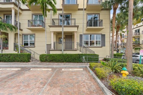 Townhouse in Wilton Manors, Florida 2 bedrooms, 174.93 sq.m. № 2083575 - photo 2