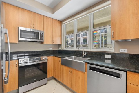 Townhouse in Wilton Manors, Florida 2 bedrooms, 174.93 sq.m. № 2083575 - photo 12