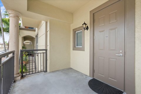 Townhouse in Wilton Manors, Florida 2 bedrooms, 174.93 sq.m. № 2083575 - photo 3