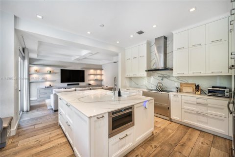 House in Aventura, Florida 3 bedrooms, 275.92 sq.m. № 2013053