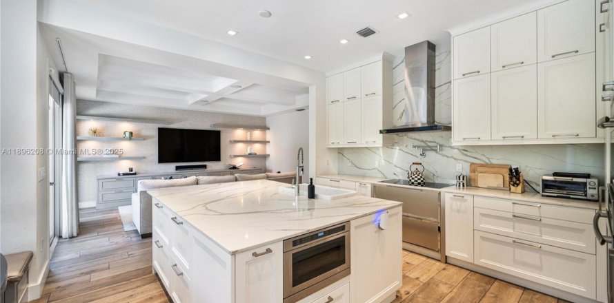 House in Aventura, Florida 3 bedrooms, 275.92 sq.m. № 2013053