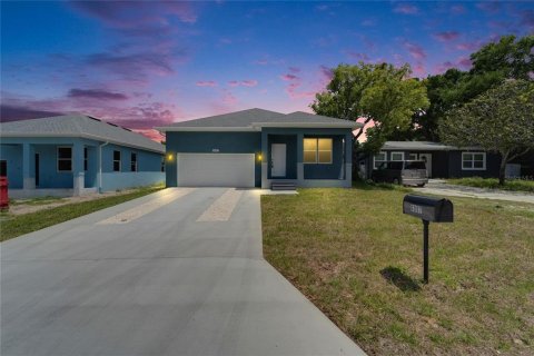 House in New Port Richey, Florida 3 bedrooms, 145.11 sq.m. № 1742712 - photo 1