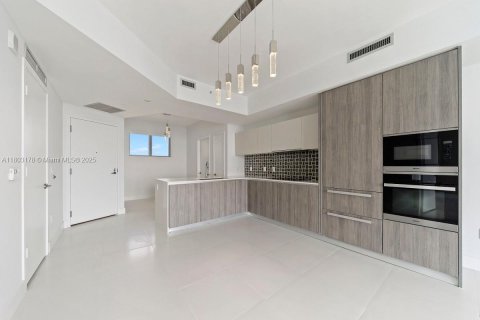 Condo in Miami, Florida, 2 bedrooms  № 1888962 - photo 3