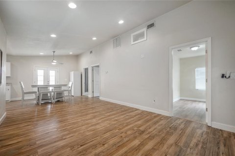 House in Tampa, Florida 2 bedrooms, 73.58 sq.m. № 1870463 - photo 5